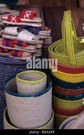 Bunten Bast Körbe & Hausschuhe für den Verkauf auf Handwerkermarkt, Antananarivo oder Tana, Madagaskar Stockfoto