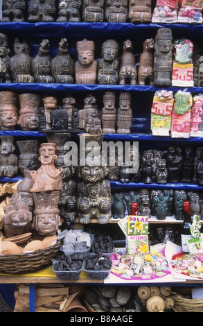 Zeremonielle Statuen und Tafelbergen (Platten Angebote) für den Verkauf in Hexenmarkt, La Paz, Bolivien Stockfoto