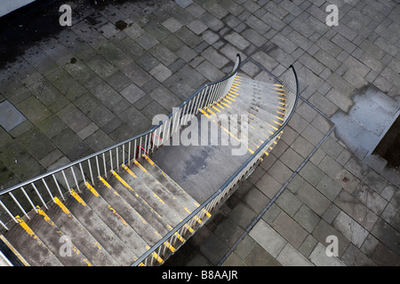 Eine Reihe von Schritten im freien führen zu einem Parkplatz Birmingham England UK Stockfoto