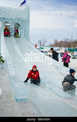 Kinder rutschen vom Natrel Ice Tower am Winter Carnival, Quebec City, Kanada. Stockfoto