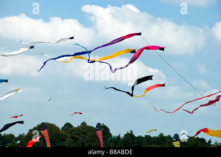 Kite-Anzeige der bunten Band geformt Drachen auf dem Bristol Kite Festival, uk im Sommer getroffen. Stockfoto