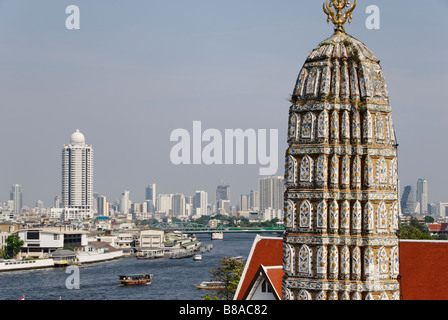 Skyline von Bangkok mit Tempel Stupa und Chao Praya River Thailand Stockfoto