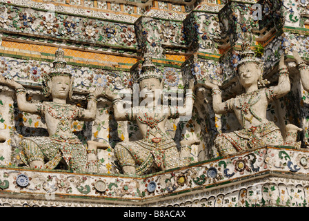 Detail der Keramikfliesen und Statuen - Wat Arun buddhistischer Tempel in Bangkok. Thailand Stockfoto