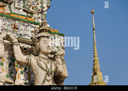 Detail der Keramikfliesen und Statue - Wat Arun buddhistischer Tempel in Bangkok. Thailand Stockfoto