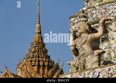 Detail der Keramikfliesen und Statue - Wat Arun buddhistischer Tempel in Bangkok. Thailand Stockfoto