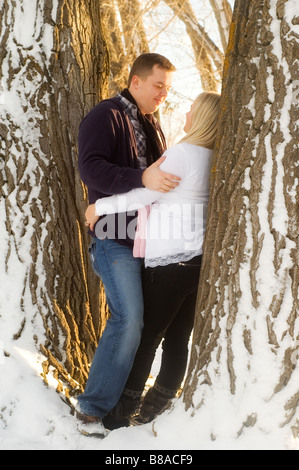 Junge glücklich verlobt paar. Stockfoto