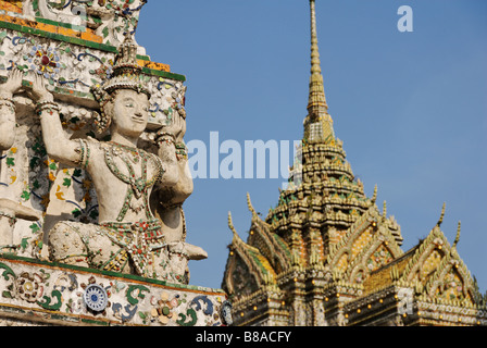 Detail der Keramikfliesen und Statue - Wat Arun buddhistischer Tempel in Bangkok. Thailand Stockfoto