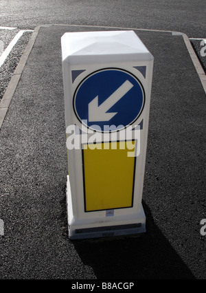 Halten Sie linke Automatikpoller im Zentrum der neuen Straße Stockfoto