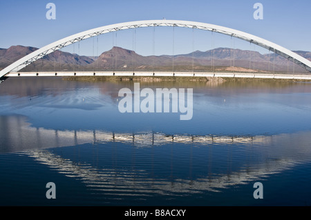 Die neue Brücke bei Theodore Roosevelt Dam, Apache Trail in Arizona Stockfoto