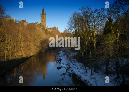 Universität von Glasgow aus dem Fluss Kelvin im Winterschnee Stockfoto