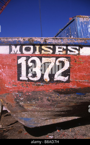 Detail von Moises 1372, einem bunten alten hölzernen Fischerboot im Hafen, Iquique, Chile Stockfoto