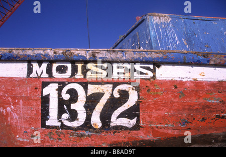 Detail von Moises 1372, einem bunten alten hölzernen Fischerboot im Hafen, Iquique, Chile Stockfoto