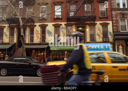 Eine Reihe von Graffiti getrübt Mietskasernen im New Yorker Stadtteil East Village Stockfoto