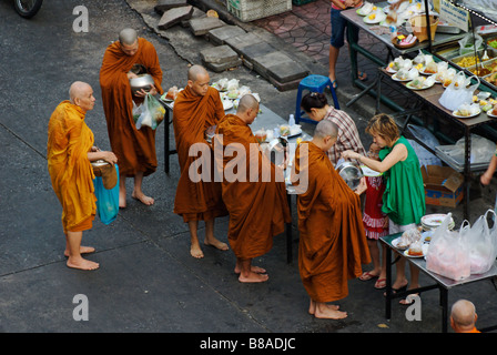 Buddhistische Mönche empfangen am frühen Morgen essen Almosen Banglamphu zentrale Bangkok Thailand Stockfoto