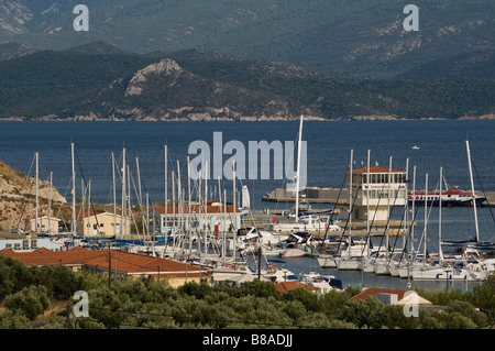 Blick über eine Marina auf einer griechischen Insel Stockfoto