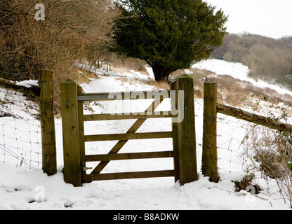 Tor auf Box Hill im Winter Schnee Surrey UK Europa Stockfoto