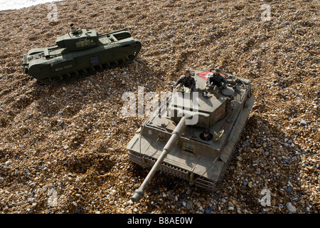 Funkgesteuerte 1 6 scale Modell britischen Churchill Tank links und deutschen Tiger-Panzer direkt am Strand von Brighton Stockfoto