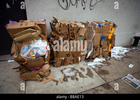 Kommerziellen Müll Recycling erwartet Pick up außerhalb eines Supermarktes auf Freitag, 30. Januar 2009 Richard B Levine Stockfoto