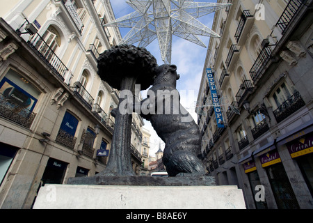 Eine Statue von einem Bär und Baum, der das Symbol von Madrid an der Plaza De La Puerta de Sol ist Stockfoto