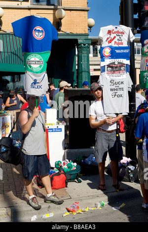 Anbieter verkaufen T-shirts außerhalb Wrigley Field vor einem Chicago Cubs Baseball-Spiel, Chicago, Illinois Stockfoto