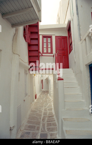 Eine einzigartige Gehäuse Brücke über eine der vielen engen malerischen Labyrinthen der Straßen auf der Mittelmeerinsel von Mykonos Griechenland Stockfoto