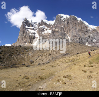 Hängegletscher auf steilen felsigen Berg Cuyoc Cordillera Huayhuash Anden Peru Südamerika Stockfoto