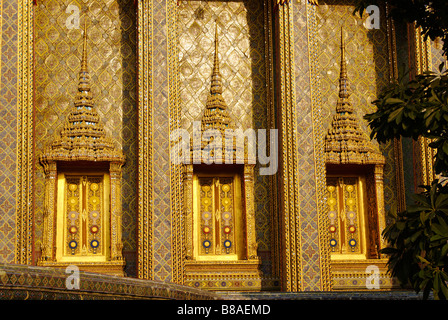 Detail der goldene Fenster Wat Ratchabophit Tempel in Bangkok Zentralthailand Stockfoto