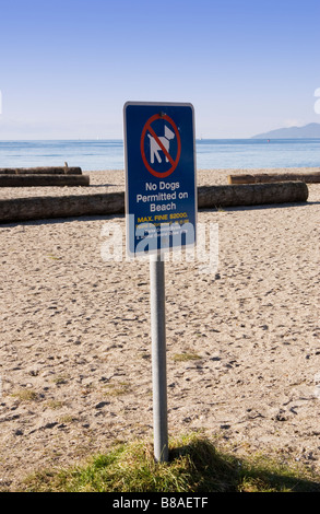 Melden Sie sich am Strand von English Bay in Vancouver, die Hunde sind nicht erlaubt, sagt Stockfoto