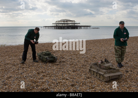 Zwei militärische Modelle-Enthusiasten besucht Radio gesteuert 1:6 Scale Modell WW2 Panzer auf Brighton Beach. Stockfoto