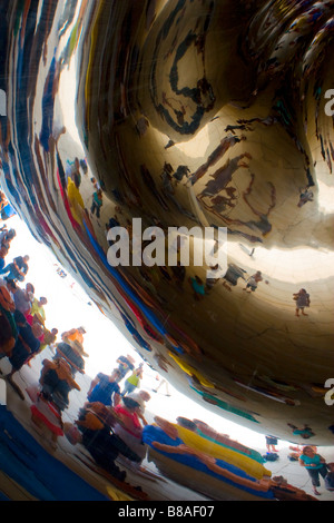 Reflexionen in der 110 Tonnen elliptische Skulptur entworfen von Anish Kapoor in At&t Plaza Millennium Park Chicago (Illinois) Stockfoto