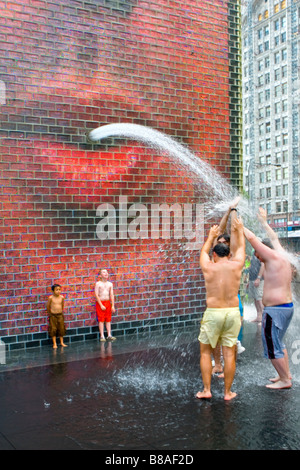 Kinder und Familien spielen im Jaume Plensas Crown Fountain im Millennium Park Chicago (Illinois) Stockfoto