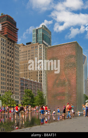 Kinder und Familien spielen im Jaume Plensas Crown Fountain im Millennium Park Chicago (Illinois) Stockfoto