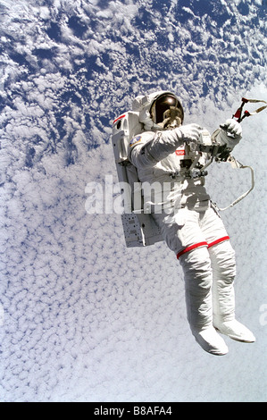 Backdropped gegen Wolken 130 Seemeilen unten schwebt Astronaut Mark frei ohne Tether Stockfoto