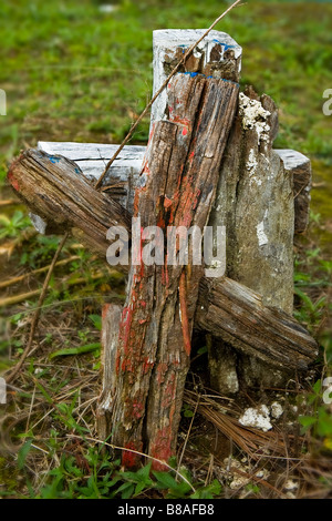 Ein altes Kreuz sitzt in den Rasen auf einem Friedhof in Nebaj Western Highlands Guatemala Stockfoto