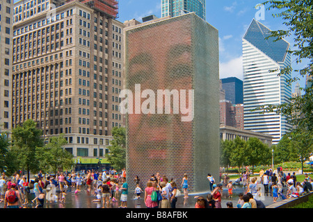 Kinder und Familien spielen im Jaume Plensas Crown Fountain im Millennium Park Chicago (Illinois) Stockfoto