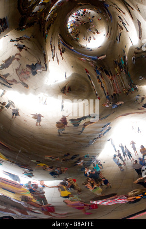 Reflexionen in der 110 Tonnen elliptische Skulptur entworfen von Anish Kapoor in bei & tPlaza Millenium Park Chicago (Illinois) Stockfoto