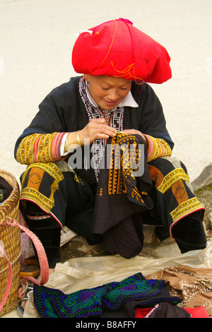 Frau roten Dao ethnischen Minderheit Sticken Stoff, Sapa, Vietnam Stockfoto