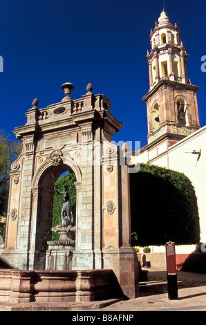Brunnen von Neptun mit den Kirchturm von Templo Santa Clara in den Hintergrund. Das Hotel liegt in Queretaro, Mexiko Stockfoto