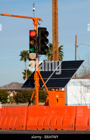 temporäre solar powered Kontrolle Ampel an einer Straßenkreuzung Stockfoto