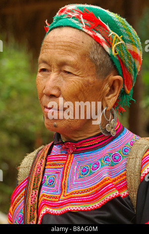 Flower Hmong-Frau in traditioneller Kleidung bei Coc Ly Wochenmarkt, Sapa, Vietnam Stockfoto