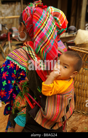 Flower Hmong Mutter und Kind in traditioneller Tracht auf Wochenmarkt, Coc Ly, Sapa, Vietnam Stockfoto