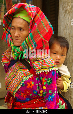 Flower Hmong Großmutter und Kind in traditioneller Kleidung, Sapa, Vietnam Stockfoto