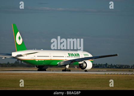 Ein EVA AIR Boeing 777-300ER landet auf dem Vancouver International Airport (YVR0. Stockfoto