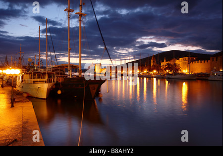 direkt am Meer Trogir Nacht, Dalmatien, Kroatien Stockfoto