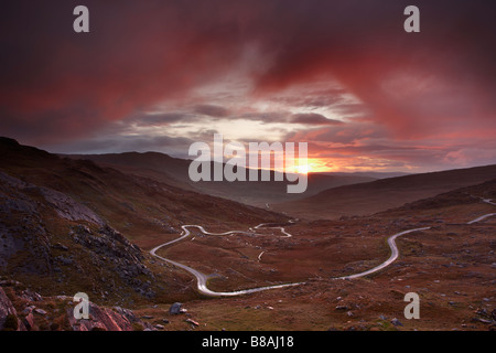 die Straße über den Healy Pass bei Dämmerung, Caha Berge, Beara Halbinsel, Co Cork, Irland Stockfoto