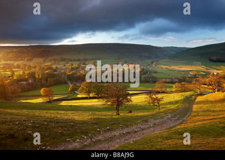 erstes Licht auf die Herbstfarben am Arncliffe in Littondale, Yorkshire Dales National Park, England, UK Stockfoto