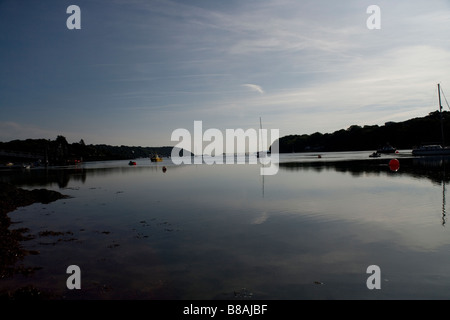 Die Menai Straits von Menai Bridge auf Anglesey mit Blick auf den Pier in Bangor, Gwynedd, Nordwales Stockfoto