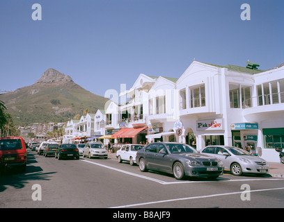 Camps Bay in Kapstadt in Südafrika in Afrika südlich der Sahara. Apartheid Urlaub Ferien Tourismus tourist resort Leute lifestyle Kapstadt reisen Stockfoto