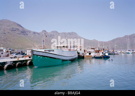 Fischtrawler in der Mariner's Wharf in Hout Bay in Kapstadt in Südafrika in Afrika südlich der Sahara Resort Harbour Urlaub Meer Menschen reisen Stockfoto
