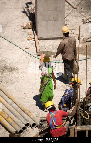 Männer und Frauen arbeiten gemeinsam an einer Baustelle in Bangalore, Indien. Stockfoto